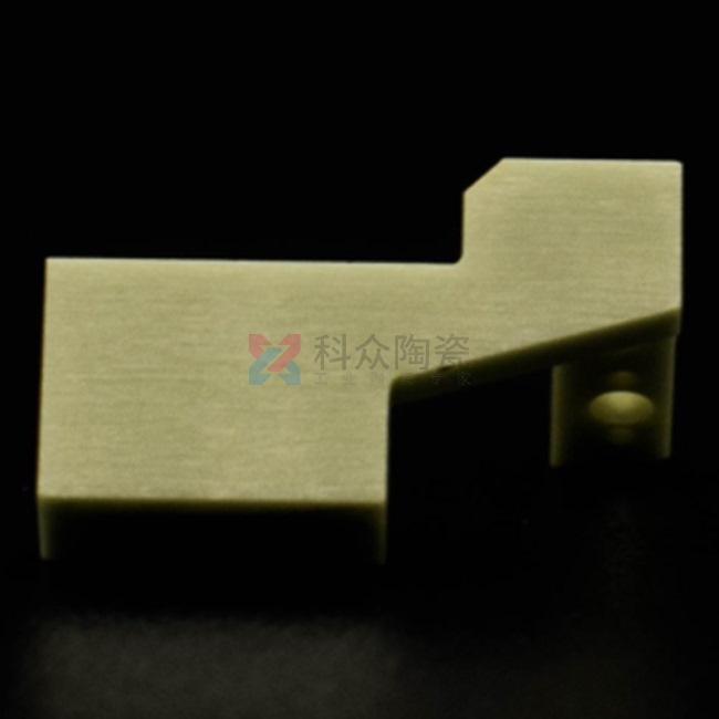 在工業(yè)行業(yè)中，科眾陶瓷廠是一家生產(chǎn)氧化鋯氧化鋁陶瓷零件廠家，在加工工藝上有特殊的優(yōu)勢(shì)存在，今天給大家介紹一種加工成型工藝，陶瓷注塑加工。